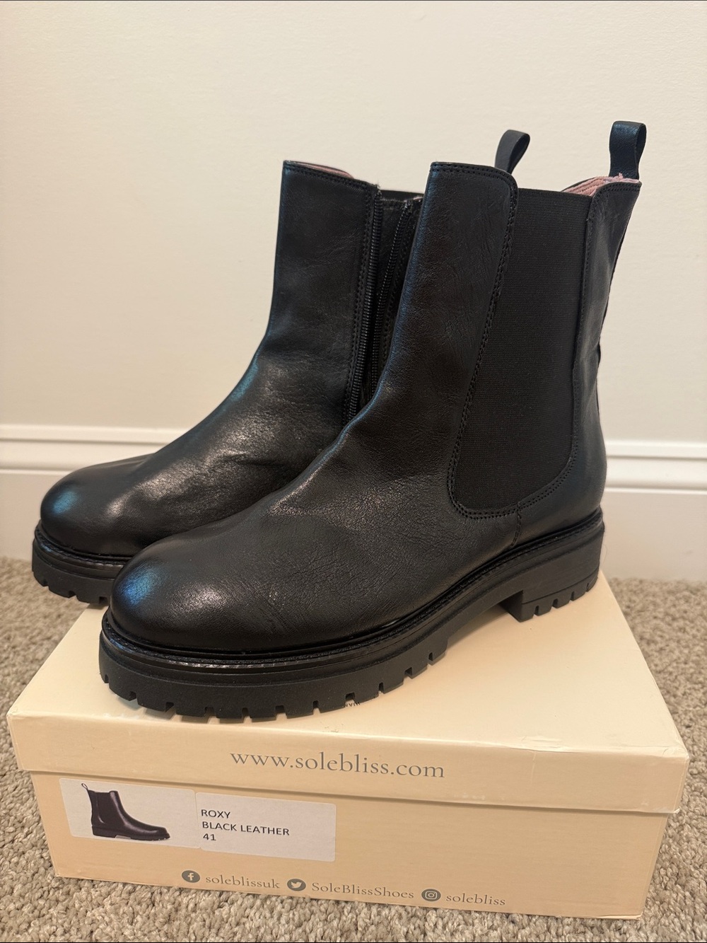 Roxy Black Leather Chelsea Lug Ankle Boots